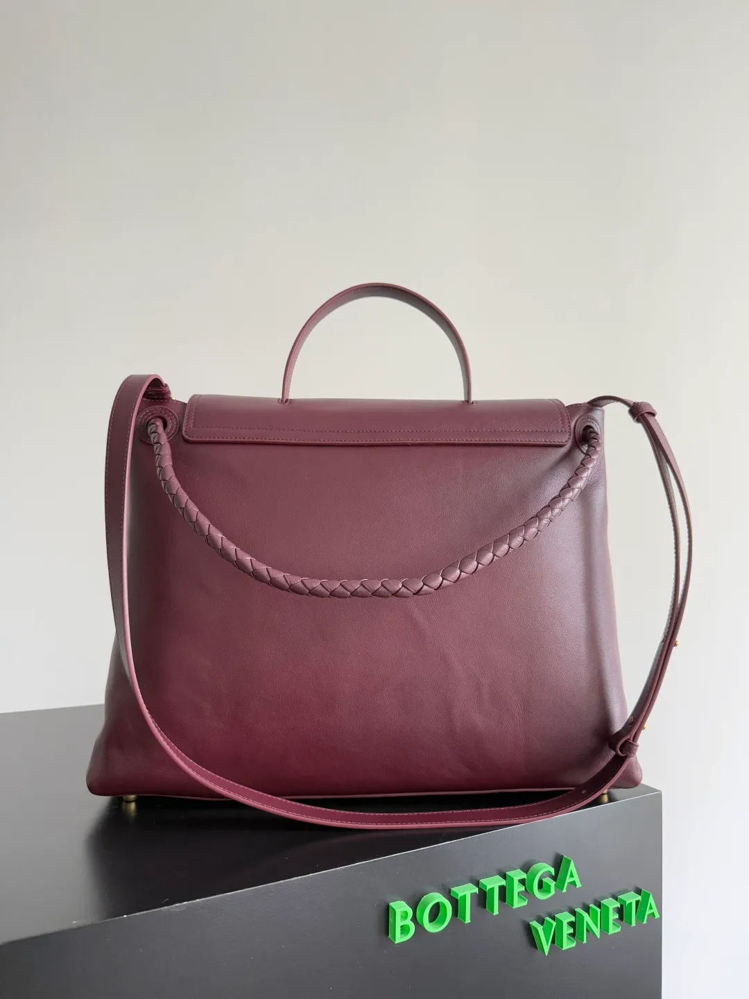 Batch 3160 BottegaVeneta Latest Ciao Ciao Bag Silky cowhide two-way flap handbag with signature twist detail, hidden hook closure, flap can be fastened to the front or attached to the INTRECCIATO woven internal pocket, comes with an adjustable and removable crossbody strap, internal compartment, and also features a zippered pocket. The surprise flap has various shapes. Style 1 - Cover the bag surface, exposing the knot and knot decoration. Style 2 - Place the flap inside the bag. A buckle is also designed. Style 3 - The U-shaped position of the top handle in the hand bag. Style No.: 826195 Size: 42*32*15cm